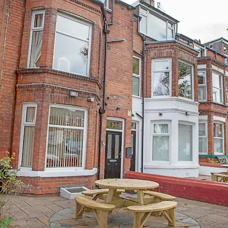 Scarborough Stays - Luxury Townhouse Ideal For Large Groups - Hot Tub Exterior photo