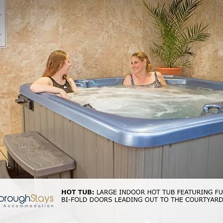 Scarborough Stays - Luxury Townhouse Ideal For Large Groups - Hot Tub Exterior photo